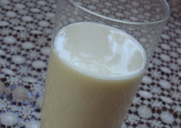 Fotografia przedstawiająca Koktajl mleczny z sokiem jabłkowym