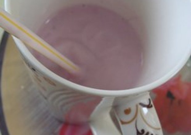 Fotografia przedstawiająca koktajl mleczny z sokiem rokitnika