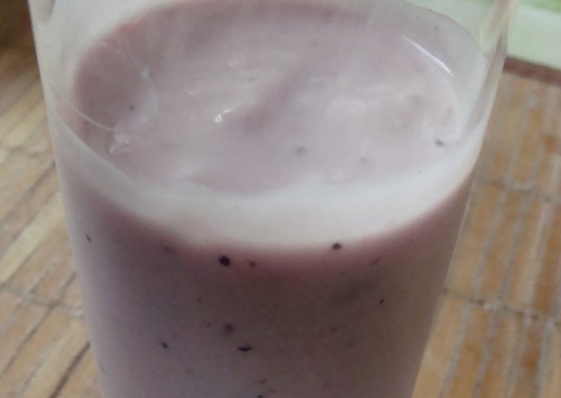 Fotografia przedstawiająca Koktajl mleczny z syropem z czarnych jagód