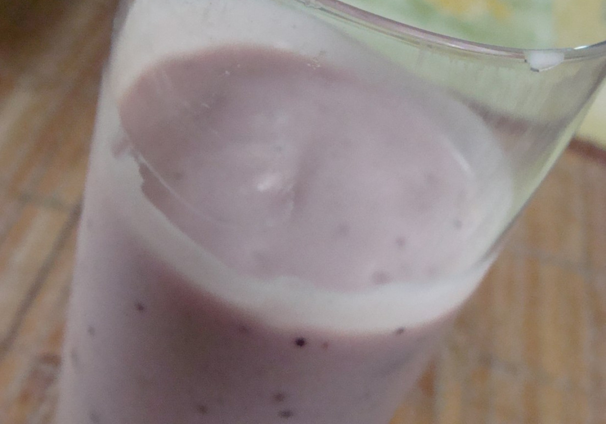 Koktajl mleczny z syropem z czarnych jagód foto