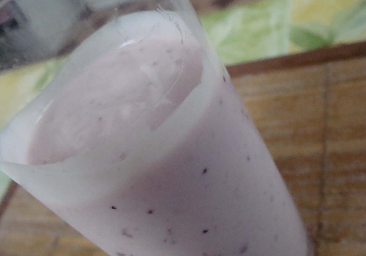 Koktajl mleczny z syropem z czarnych jagód foto
