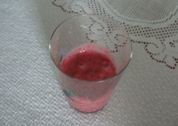 Fotografia przedstawiająca koktajl owocowo-jogurtowy