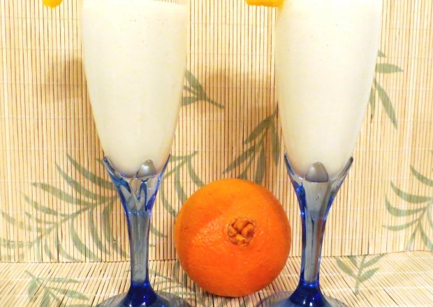 Fotografia przedstawiająca Koktajl pomarańczowy z syropem klonowym