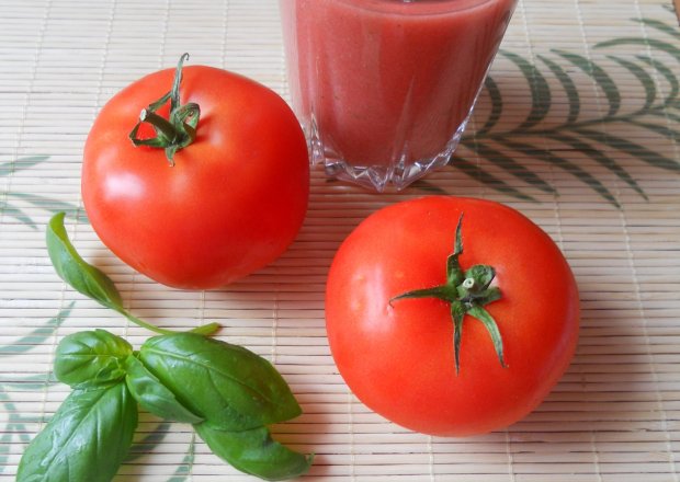 Fotografia przedstawiająca Koktajl pomidorowo-bazyliowy