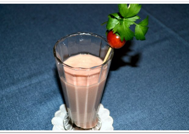 Fotografia przedstawiająca Koktajl pomidorowo jogurtowy.