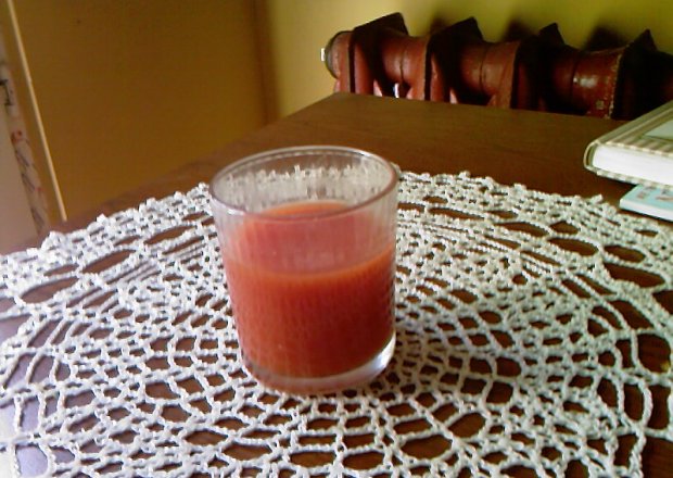 Fotografia przedstawiająca Koktajl pomidorowo-ogórkowy
