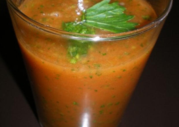 Fotografia przedstawiająca Koktajl pomidorowo-warzywny