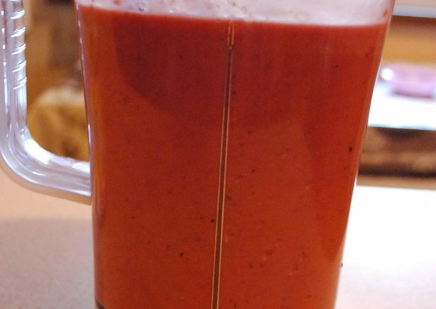 Fotografia przedstawiająca koktajl truskawkowo jagodowy