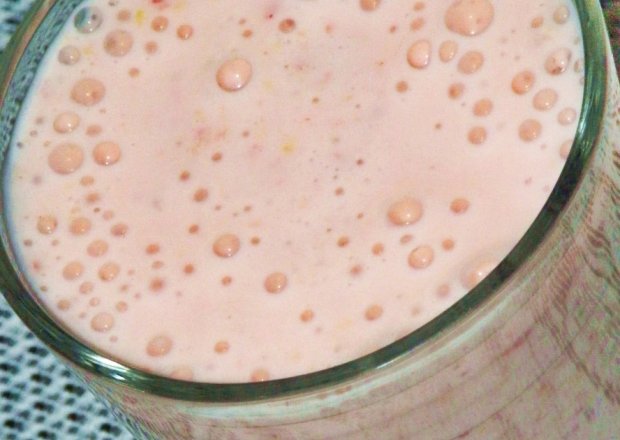 Fotografia przedstawiająca Koktajl truskawkowo-mandarynkowy z jogurtem