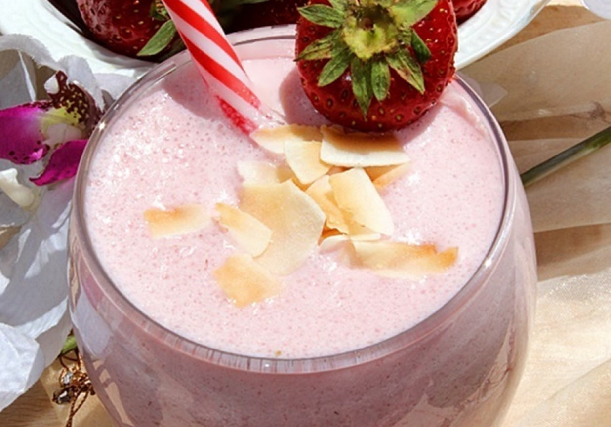 Koktajl truskawkowy na mleczku kokosowym foto
