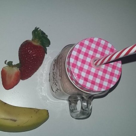 Krok 6 - Koktajl z banana, truskawki i kiwi z cynamonem foto