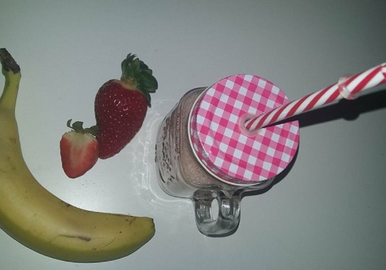 Koktajl z banana, truskawki i kiwi z cynamonem foto