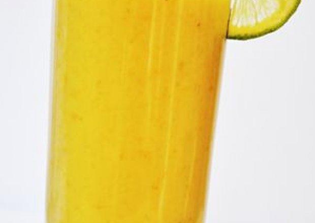 Fotografia przedstawiająca Koktajl z bananów i mango