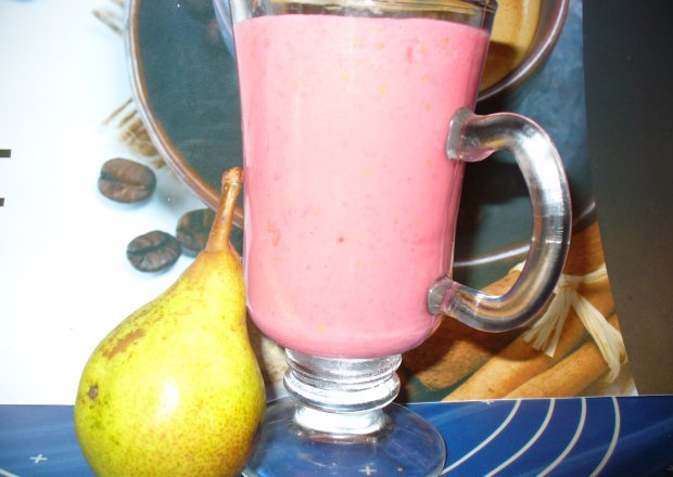 Fotografia przedstawiająca Koktajl z gruszki i malin z maślanką i jogurtem