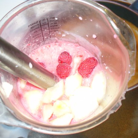 Krok 1 - Koktajl z gruszki i malin z maślanką i jogurtem foto