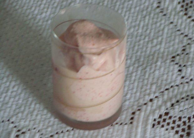Fotografia przedstawiająca Koktajl z lodów śmietankowych i soku owocowego