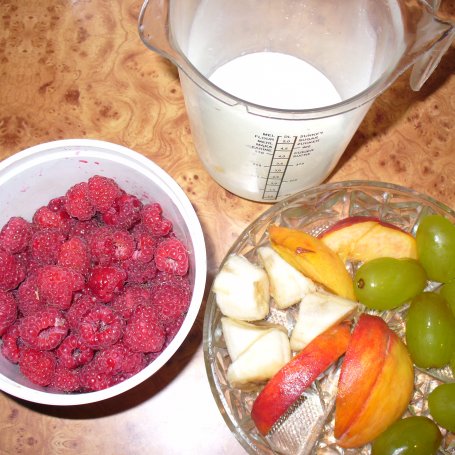 Krok 1 - Koktajl z malin ,banana,brzoswiń i winogrona białego foto