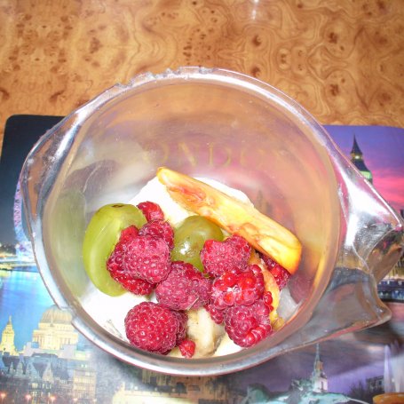 Krok 2 - Koktajl z malin ,banana,brzoswiń i winogrona białego foto