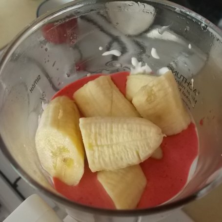 Krok 3 - Koktajl z malin, bananów i mrożonych lodów  foto