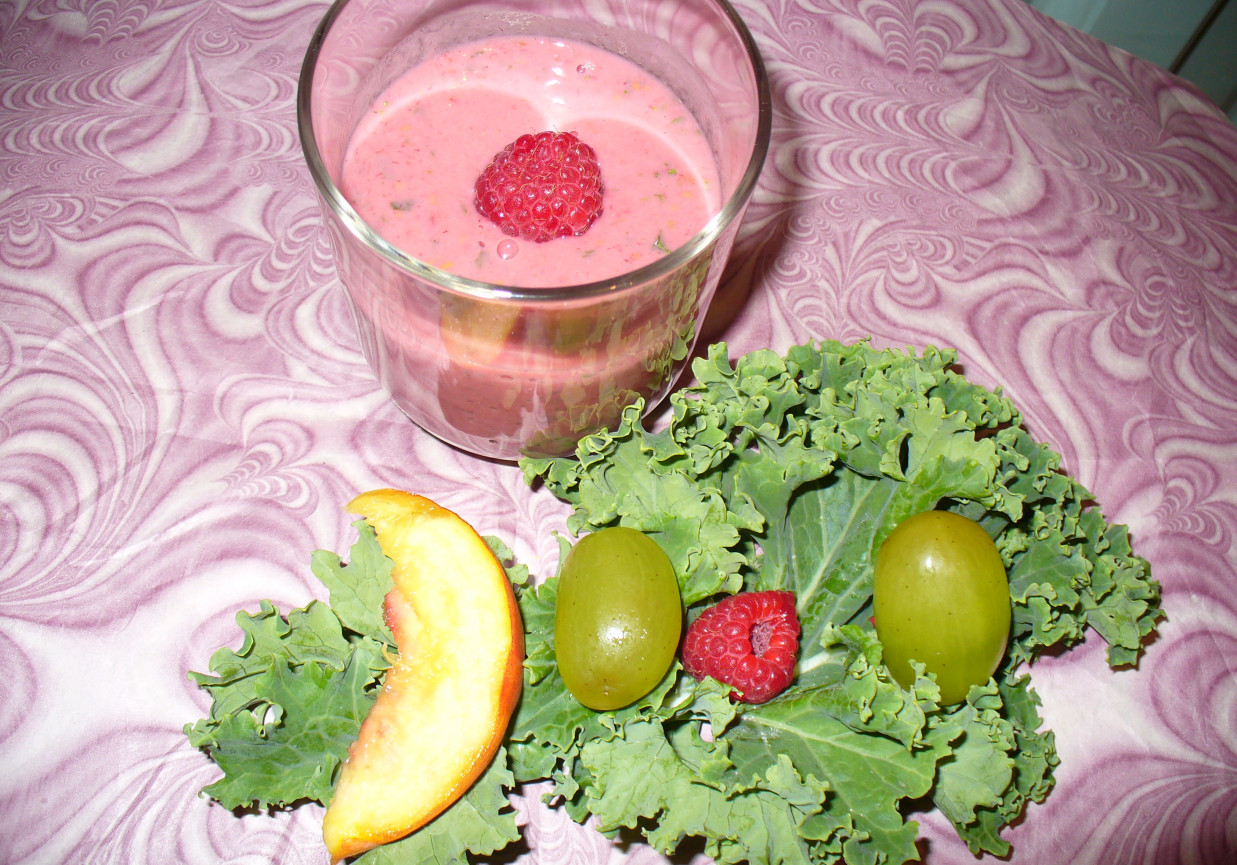 Koktajl z malin,jarmużu , brzoskwiń i winogron foto