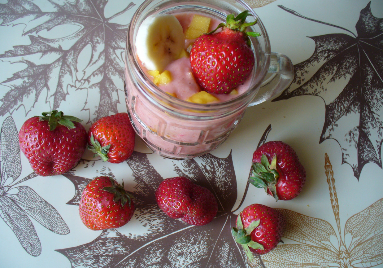 Koktajl z mango ,banana i truskawki DoradcaSmaku.pl