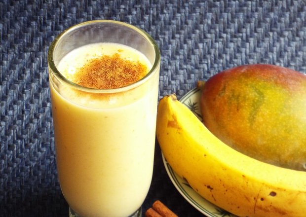 Fotografia przedstawiająca Koktajl z mango i bananem