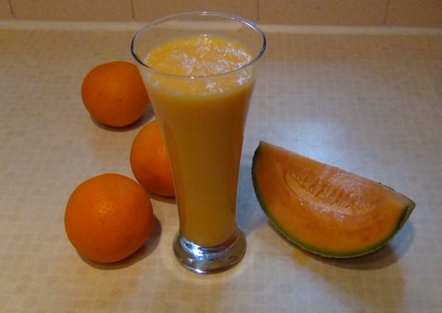 Fotografia przedstawiająca Koktajl z melona i pomarańczy