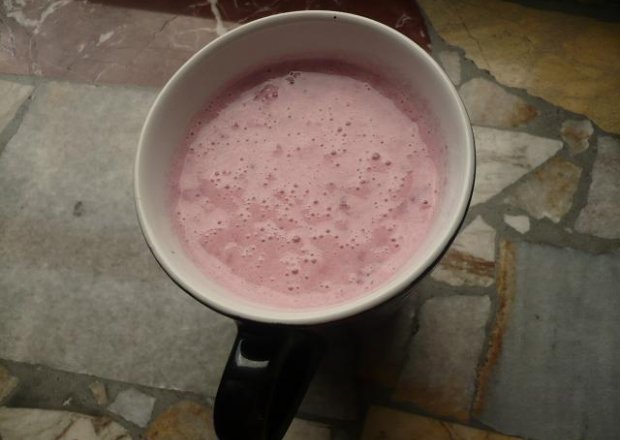 Fotografia przedstawiająca koktajl z mleka zsiadłego i truskawek