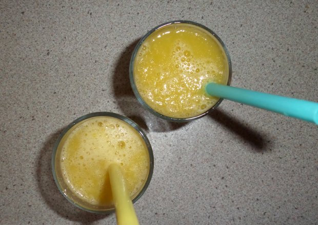 Fotografia przedstawiająca Koktajl z ogórkiem i mango