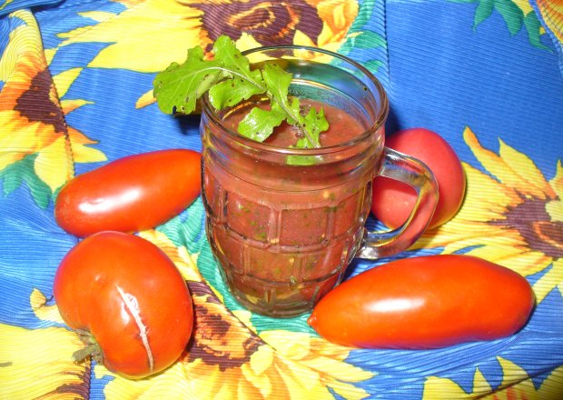 Fotografia przedstawiająca Koktajl z ostropestem , pomidorem i rukolą