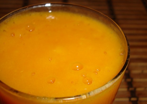 Fotografia przedstawiająca Koktajl z pomarańczy, banana i soku marchwiowego