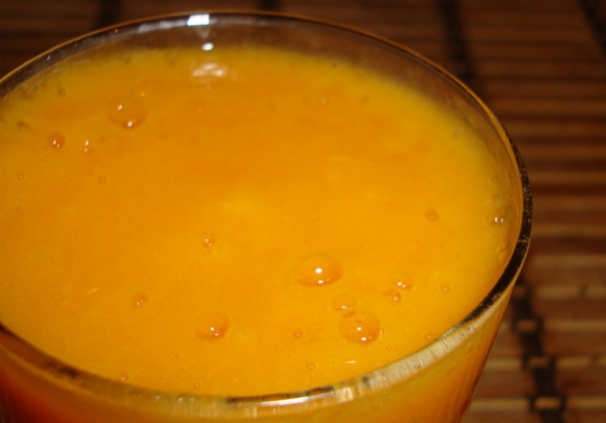 Koktajl z pomarańczy, banana i soku marchwiowego foto