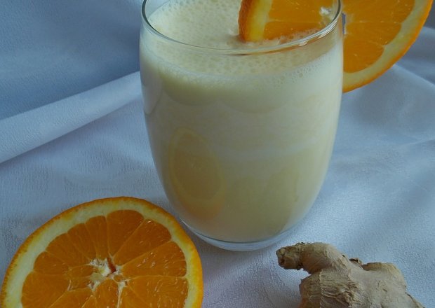 Fotografia przedstawiająca Koktajl z pomarańczy i imbiru
