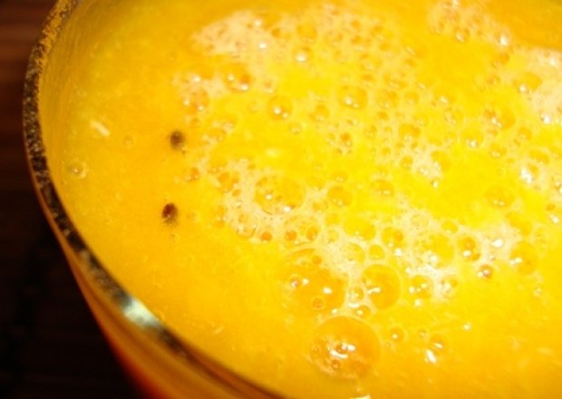 Fotografia przedstawiająca Koktajl z pomarańczy, kiwi i soku marchwiowego