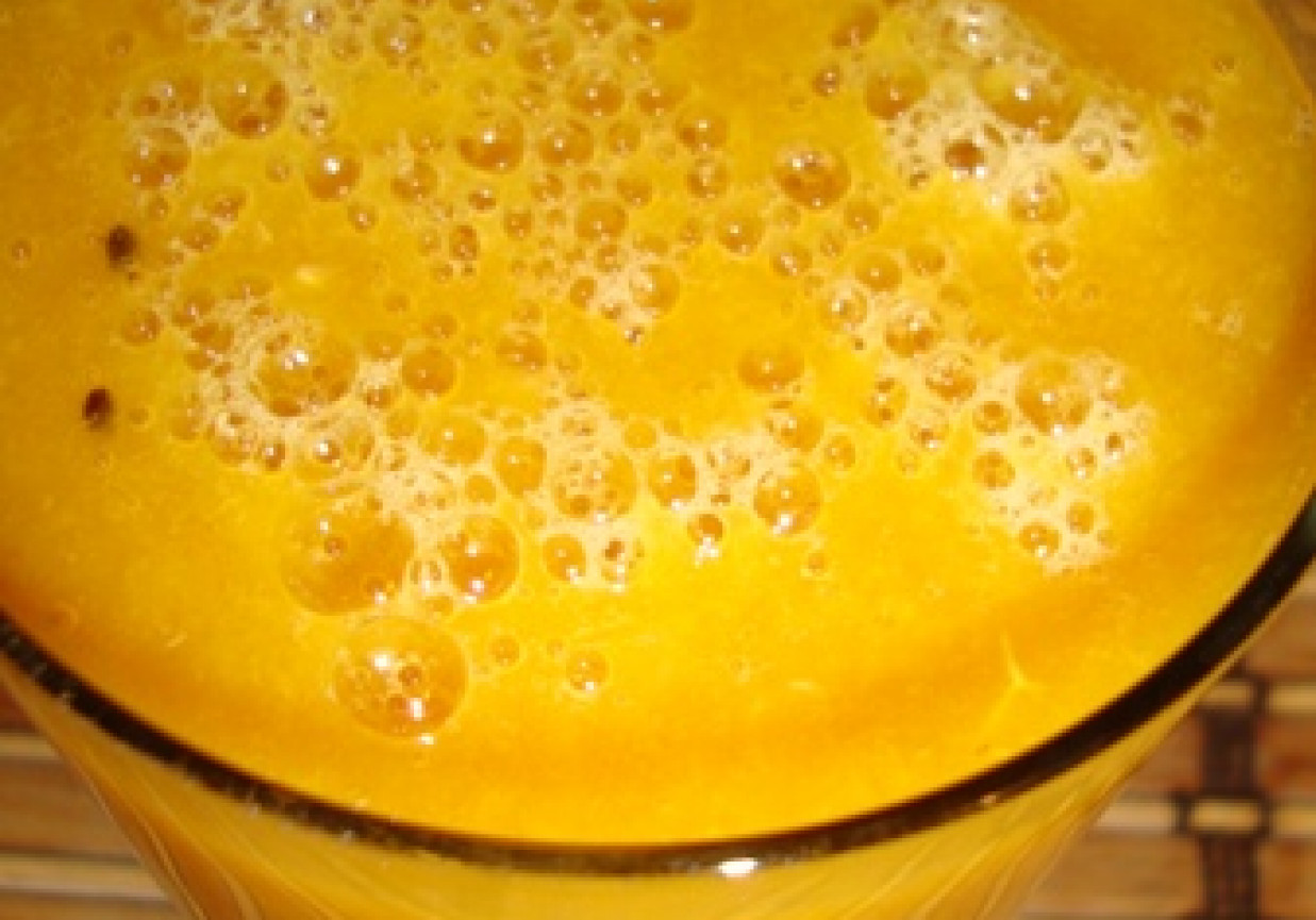 Koktajl z pomarańczy, kiwi i soku marchwiowego foto