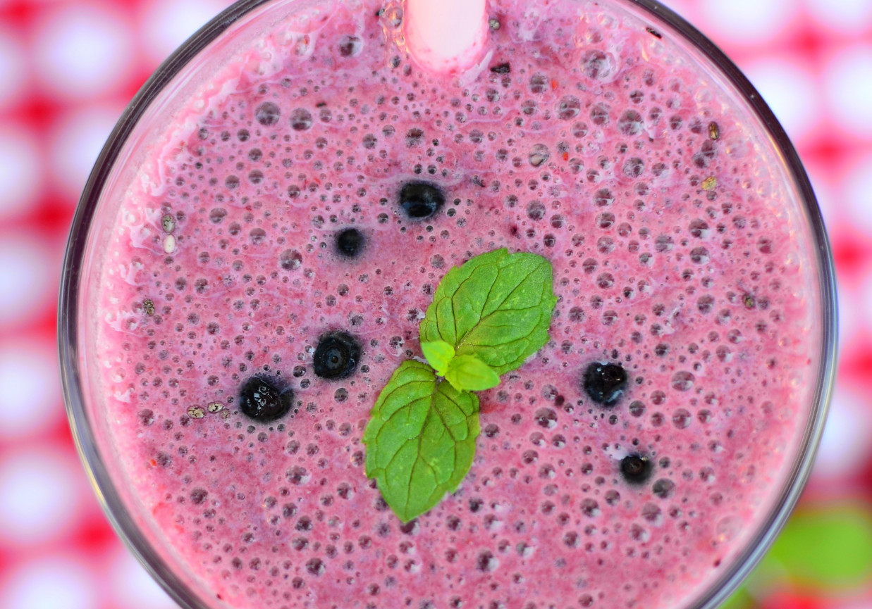 Koktajl z truskawkami, jagodami, malinami i chia foto