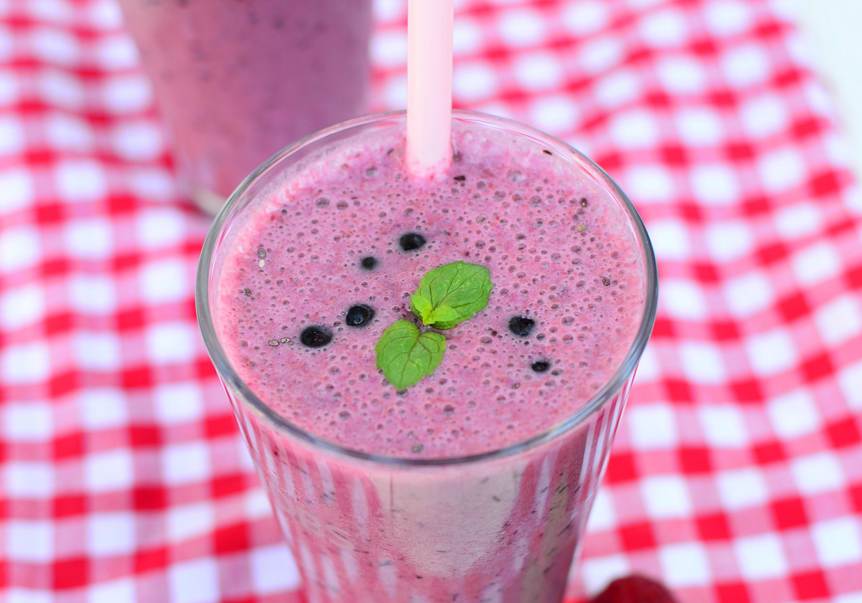 Koktajl z truskawkami, jagodami, malinami i chia foto