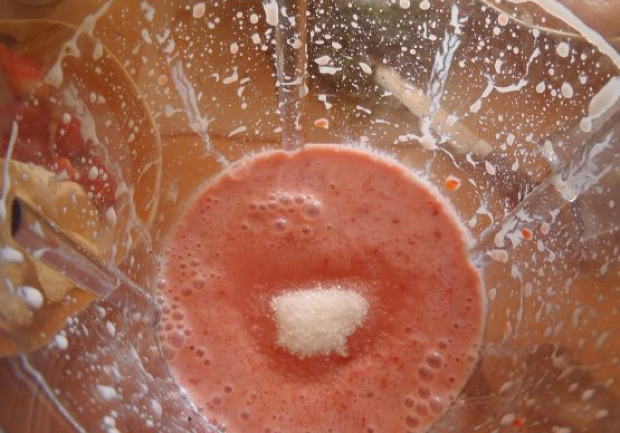 Koktajl ze świeżych truskawek z sezamem foto