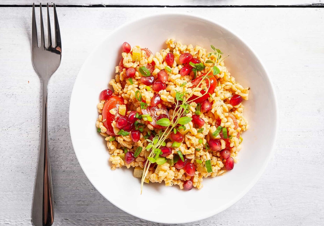 Kolacja: Bulgur z awokado, pomidorkami i granatem foto