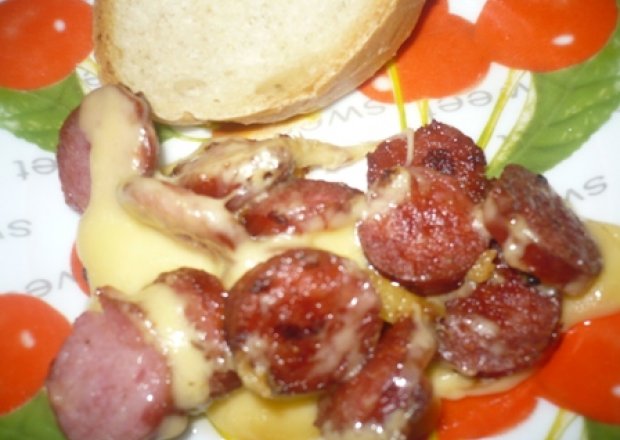 Fotografia przedstawiająca kolacja na ciepło - kiełbasa z serem