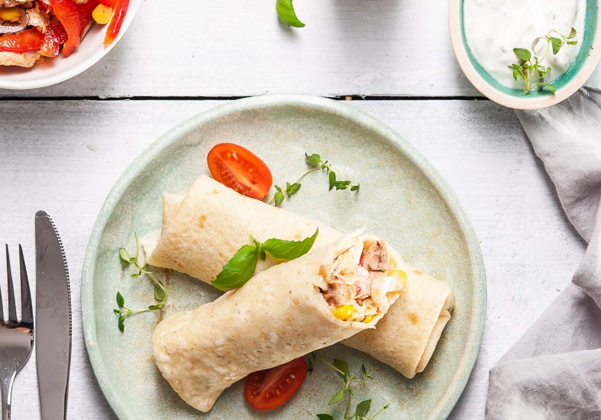 Kolacja: Naleśniki z kurczakiem, kukurydzą, papryką, kapustą pekińską i sosem czosnkowo-ziołowym foto