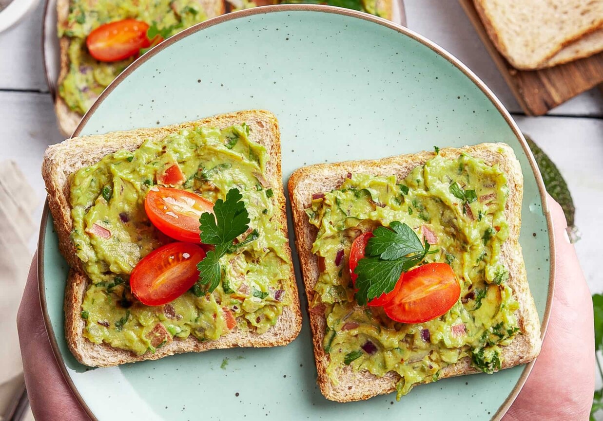 Kolacja: Pasta z awokado, pomidora i czerwonej cebuli foto