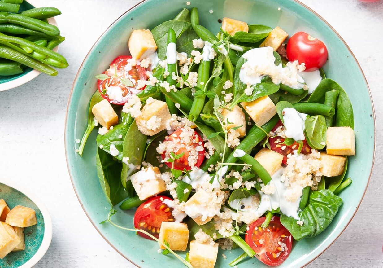 Kolacja: Sałatka z komosą ryżową, tofu i fasolką szparagową foto