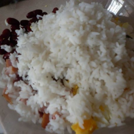 Krok 4 - Kolacyjna sałatka ryżowo - kurczakowa. foto