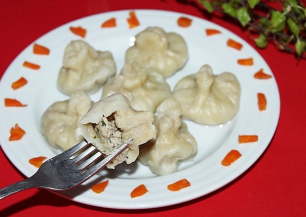 Fotografia przedstawiająca Kołduny gruzińskie ze szpinakiem i mięsem