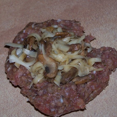 Krok 6 - Kolejna odsłona mielonych, czyli bez bułki, ale za to z serem :) foto