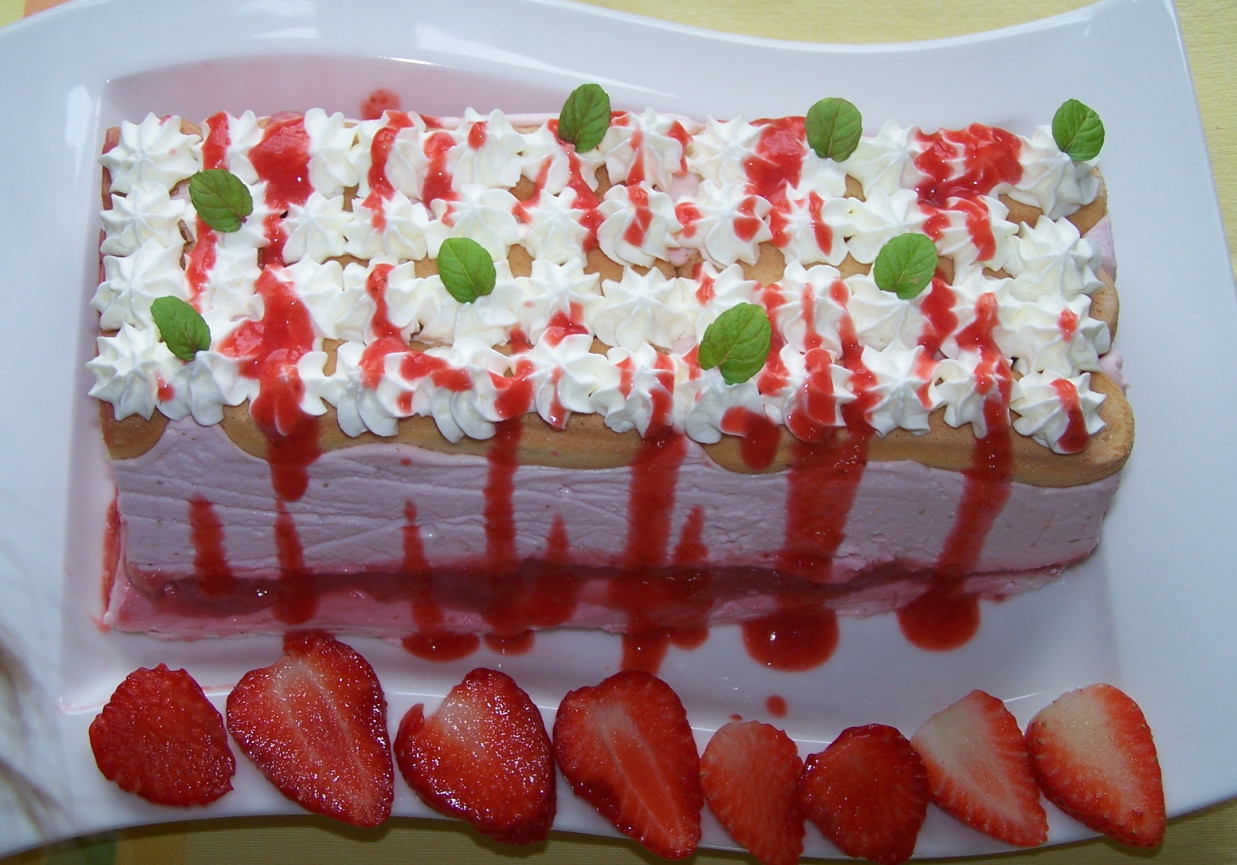 Kolejna propozycja z truskawkami, czyli keksówkowy sernik:) foto