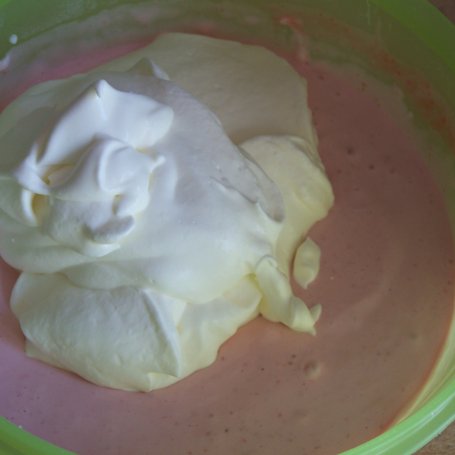 Krok 10 - Kolejna propozycja z truskawkami, czyli keksówkowy sernik:) foto