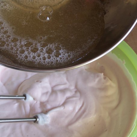 Krok 11 - Kolejna propozycja z truskawkami, czyli keksówkowy sernik:) foto