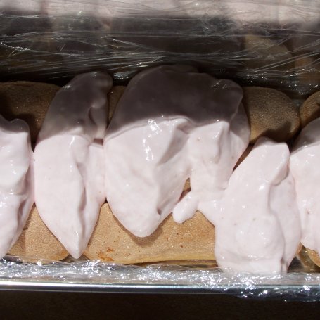 Krok 12 - Kolejna propozycja z truskawkami, czyli keksówkowy sernik:) foto